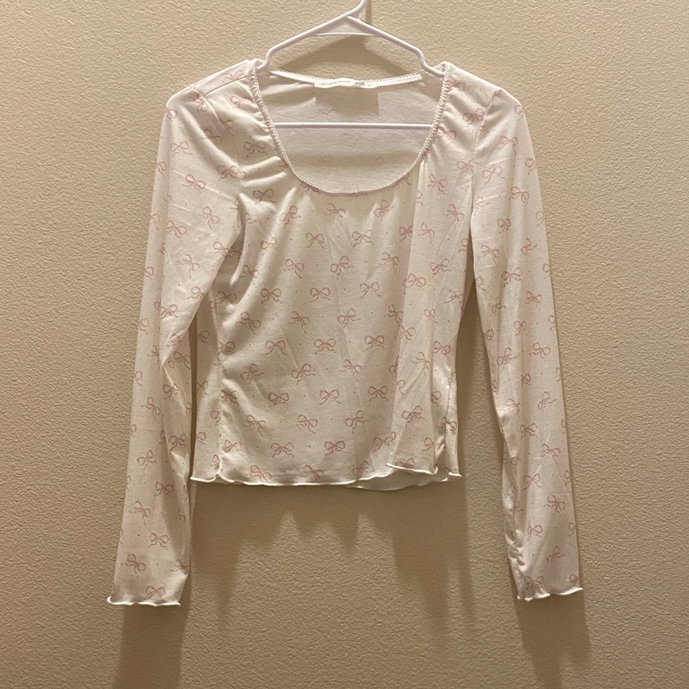 White Long-Sleeve Scoop Neck Top with Pink Bow Print size medium